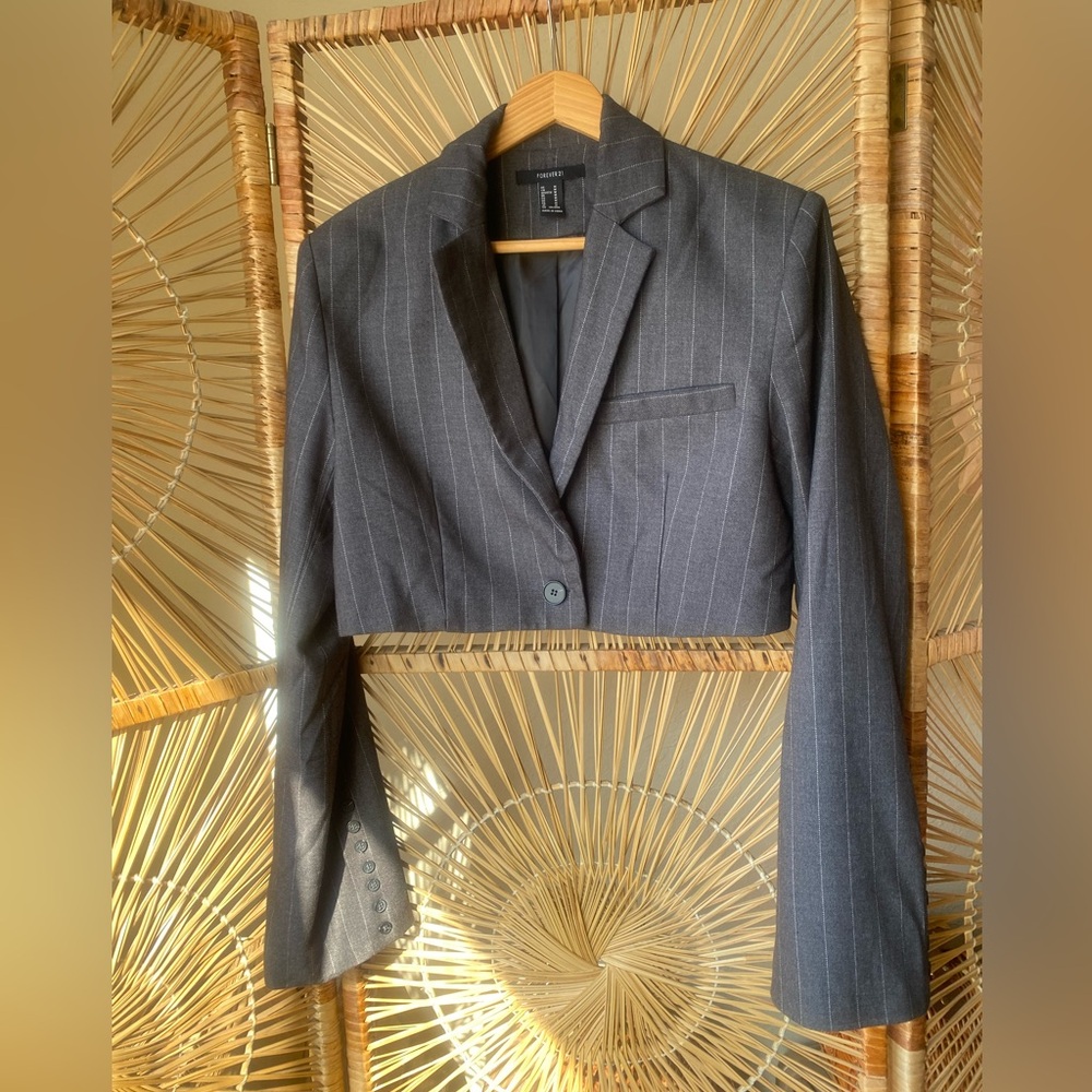 Forever 21 Grey Pinstripe Cropped Blazer Size Medium